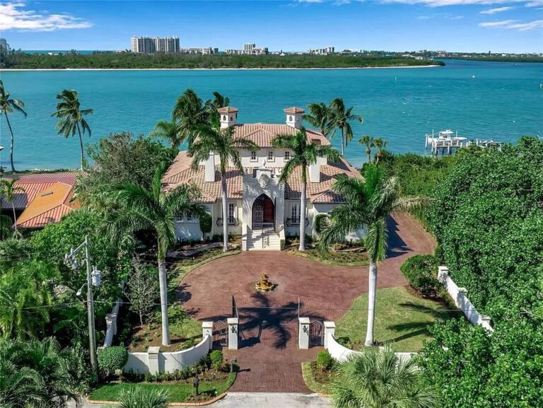 Discover the $11.5 Million Waterfront Haven – A Fusion of Elegance, Luxury, and Gulf Coast Splendor in Sarasota