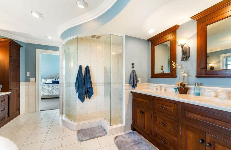 Experience the Magic of Lake Wawasee Luxury Residence in Syracuse