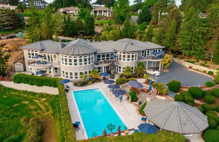 Exquisite Resort-Style Living: A Luxurious Oasis in Washington at $3,995 Million