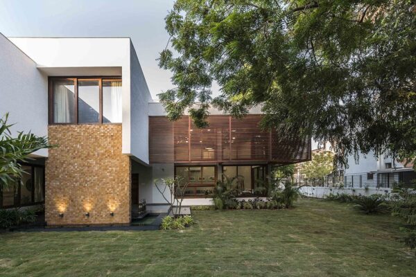 L House Combines Stark and Clean volumes by The Grid Architects