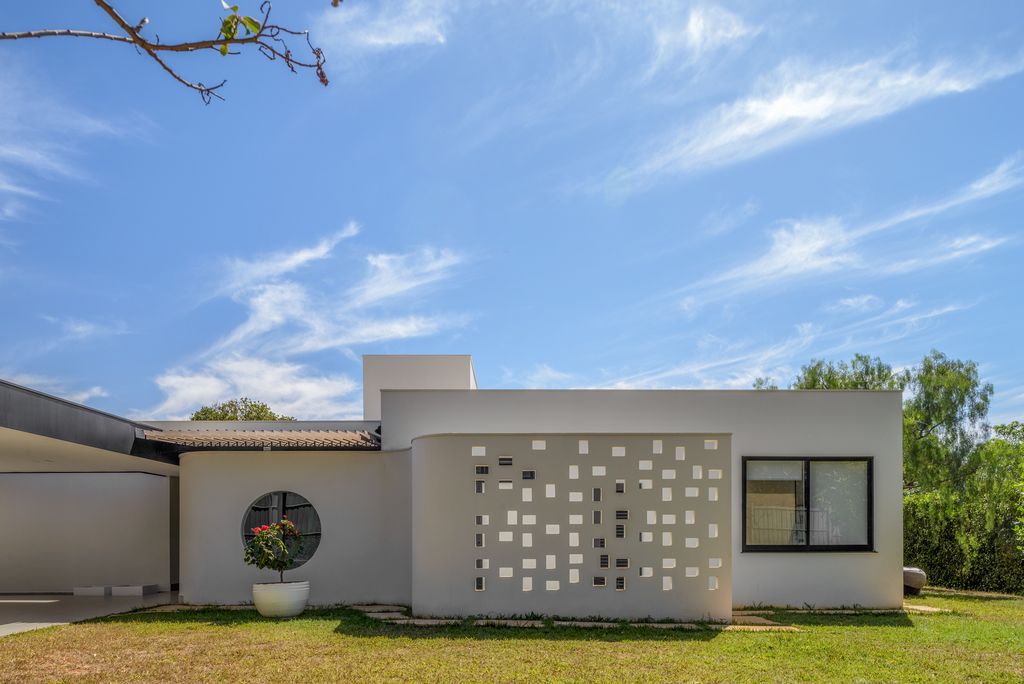 Roses House Transformation, Modern Oasis by Renan Mendes Arquitetura