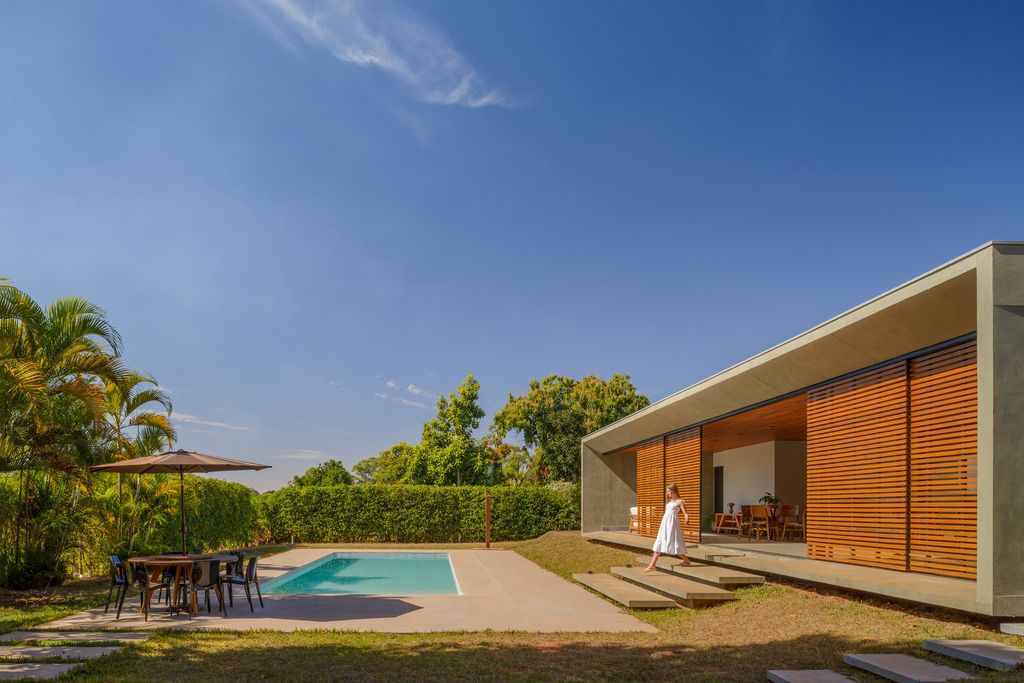 Roses House Transformation, Modern Oasis by Renan Mendes Arquitetura