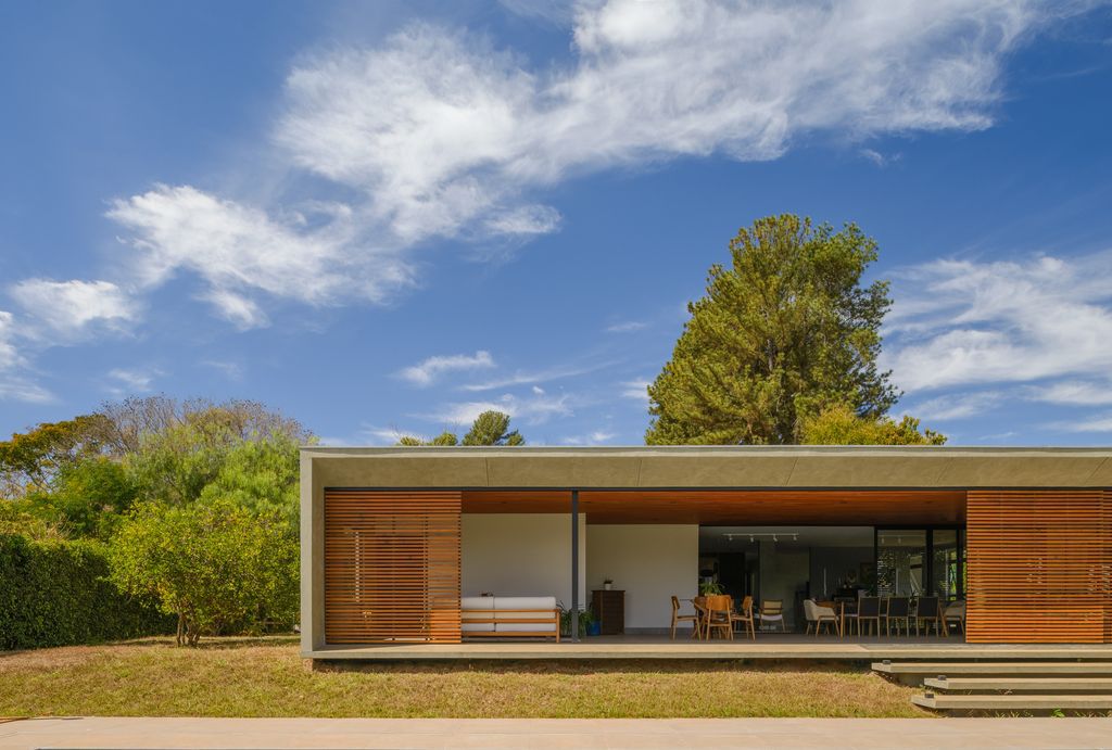 Roses House Transformation, Modern Oasis by Renan Mendes Arquitetura