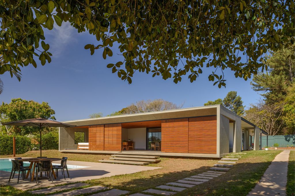 Roses House Transformation, Modern Oasis by Renan Mendes Arquitetura