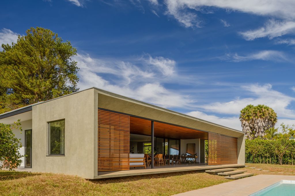 Roses House Transformation, Modern Oasis by Renan Mendes Arquitetura