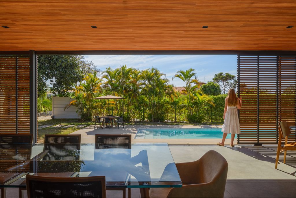 Roses House Transformation, Modern Oasis by Renan Mendes Arquitetura