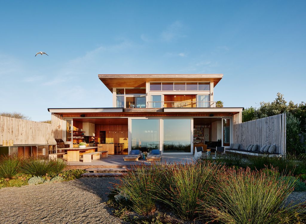 Surf House, a Coastal Elegance House by Feldman Architecture