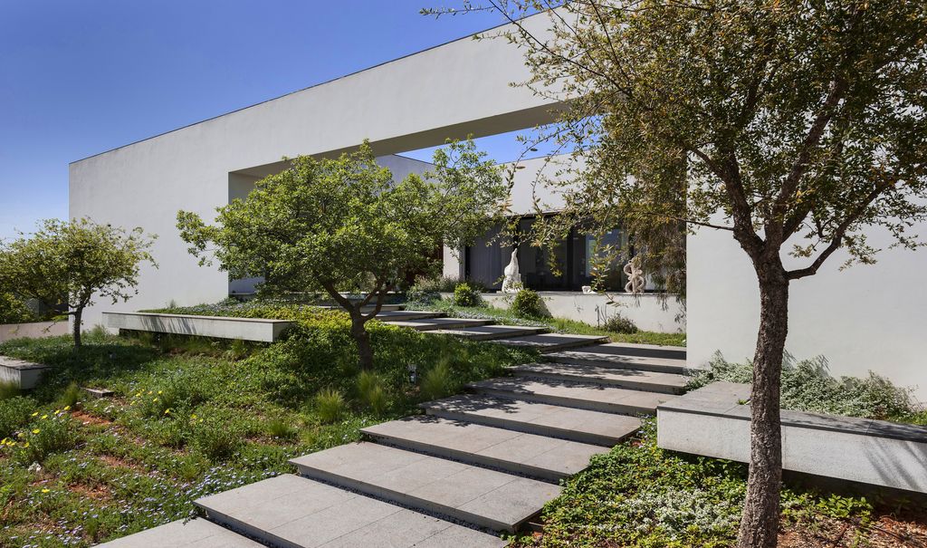 The Artistic House in Israel by Dan & Hila Israelevitz Architects