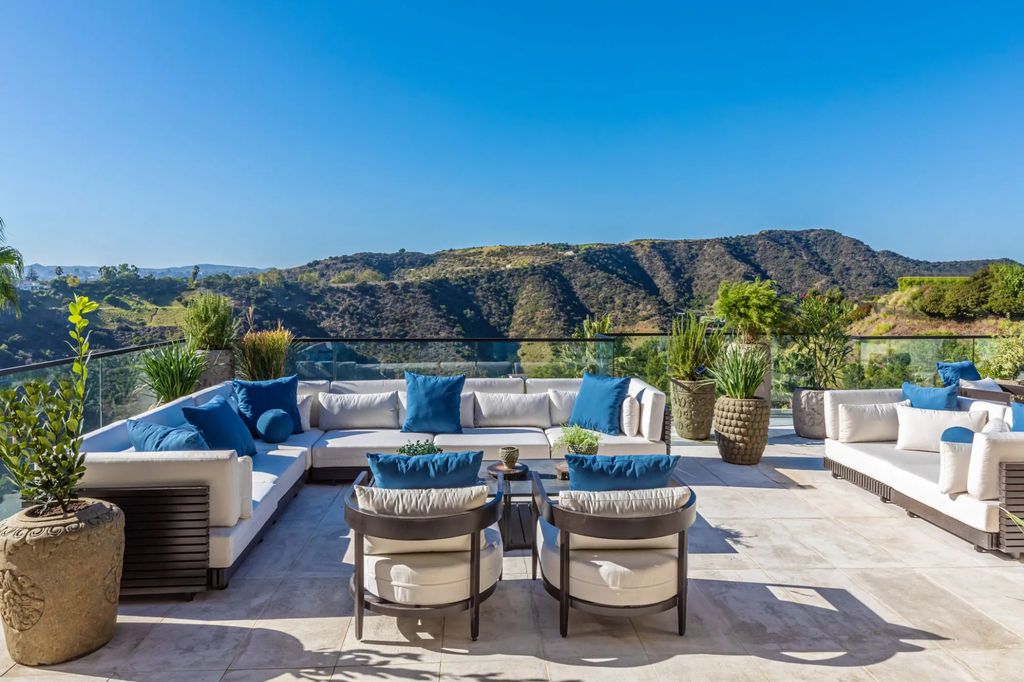 1625 Summitridge Drive Home in Beverly Hills, California. Explore this exclusive Beverly Hills estate, a gated and private oasis resembling a luxury resort. With a 24,000-sf flat lot, Balinese pool, spa, and breathtaking city/ocean views, this 19,000+ sf property offers unparalleled amenities.