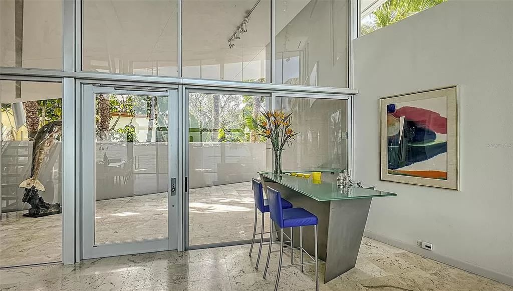This award-winning Carl Abbott residence in Sarasota epitomizes luxury living with breathtaking bay and city skyline views. Designed to maximize natural light, the home exudes elegance and seamless integration with its surroundings.