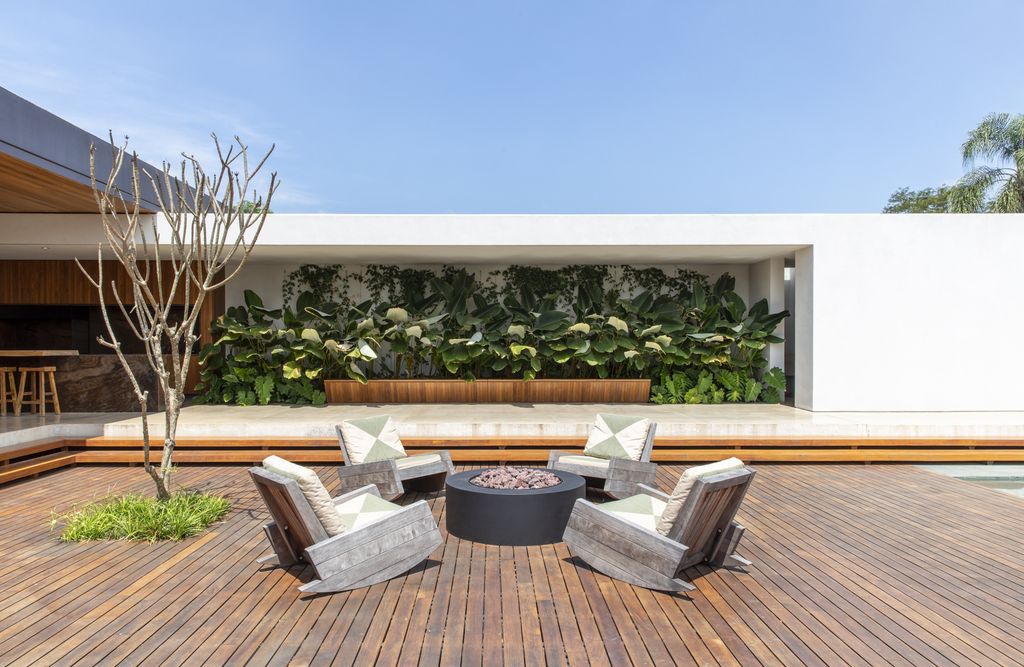 Baroneza XI Residence, Tranquil Oasis of Light & Elegance by Gui Mattos
