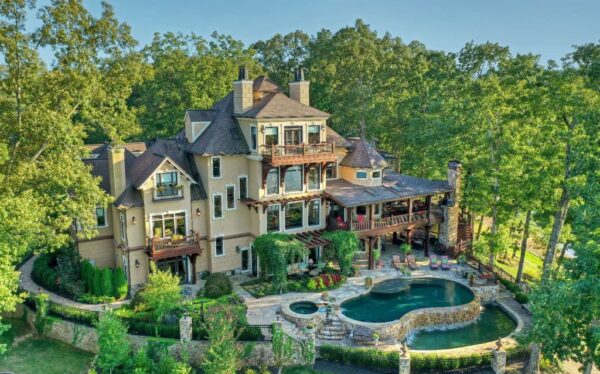 Sumptuous Lakefront Estate: Exemplifying Elegance on Lake Blue Ridge, Georgia Listed at $6.95 Million