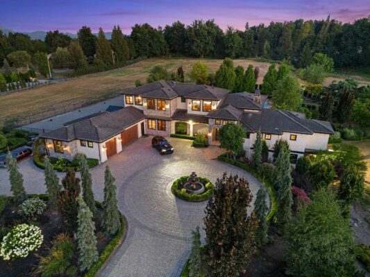 Tuscan Tranquility: Unveiling a Captivating Estate in Abbotsford for C$7,789 Million