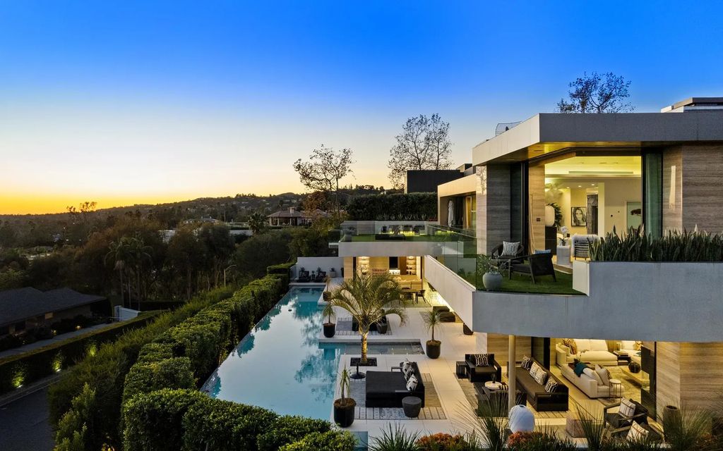 1251 Shadow Hill Way Home in Beverly Hills, California. Discover this 5-bedroom, 7-bathroom, approximately 9,000 sq. ft. masterpiece tucked away in Prime Beverly Hills. With top-notch finishes, walls of glass offering 180-degree views, and Fleetwood doors providing seamless indoor-outdoor flow, this residence redefines luxurious LA living.