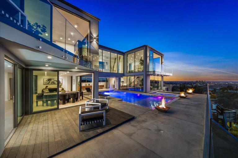 A Modern Marvel with Sweeping Jetliner Views in Los Angeles Asks for $9,495,000