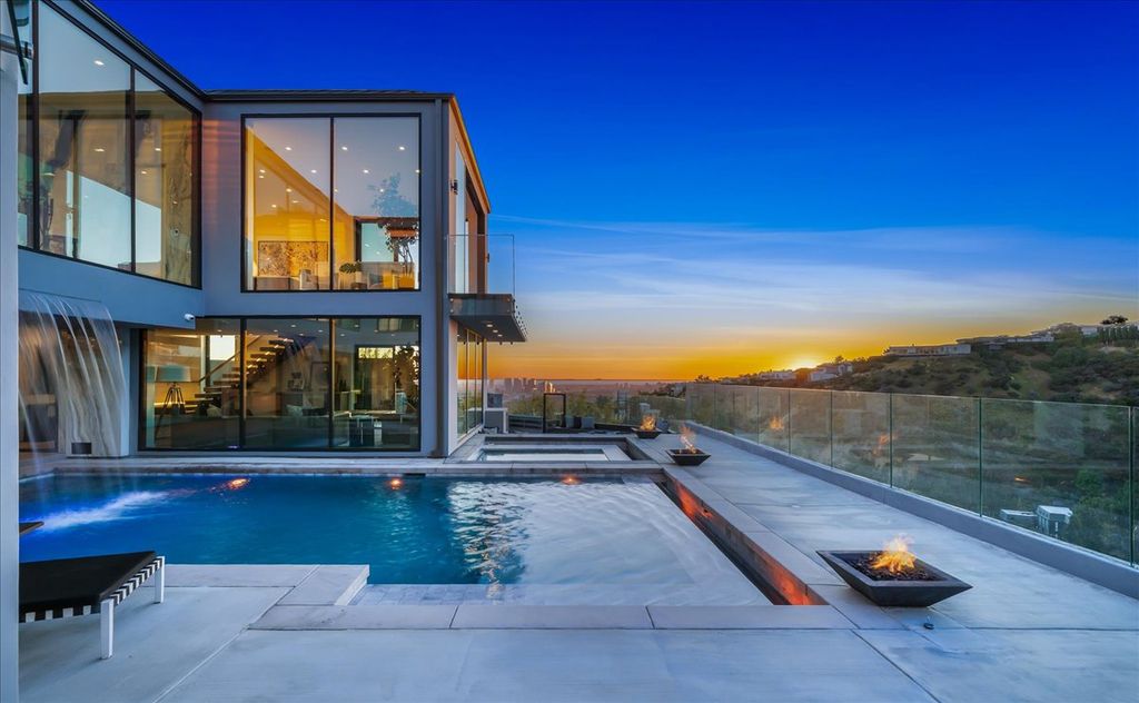 1565 Haslam Terrace Home in Los Angeles, California. Discover "The Hollywood Observatory," a modern marvel offering sweeping jetliner views of Century City and the Ocean. With its open floor plan, resort-like backyard, and proximity to Sunset Strip, this residence epitomizes Hollywood Hills living at its finest.