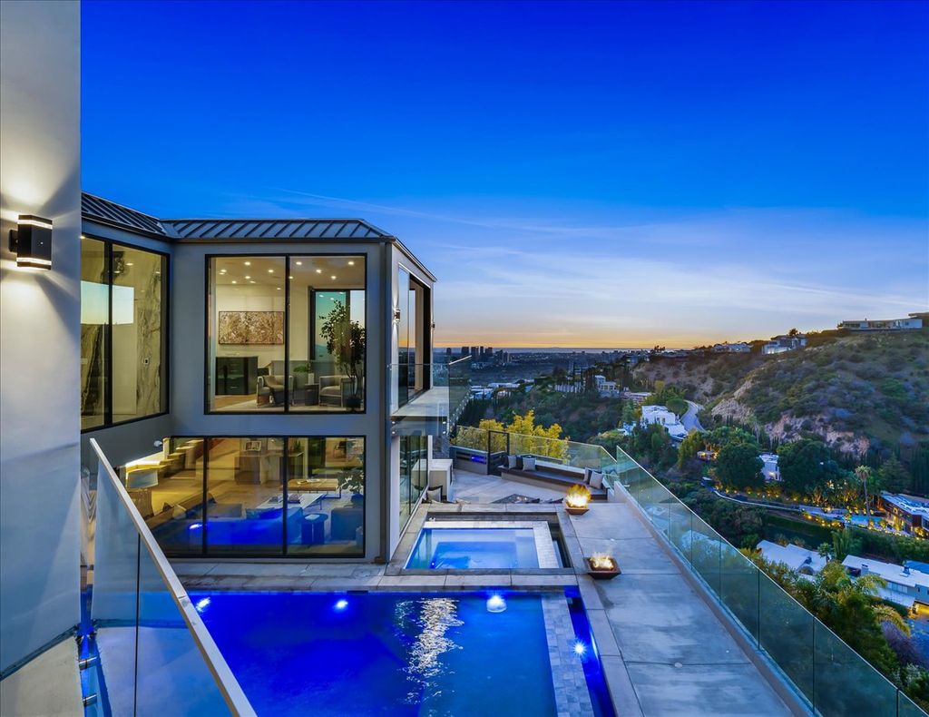 1565 Haslam Terrace Home in Los Angeles, California. Discover "The Hollywood Observatory," a modern marvel offering sweeping jetliner views of Century City and the Ocean. With its open floor plan, resort-like backyard, and proximity to Sunset Strip, this residence epitomizes Hollywood Hills living at its finest.