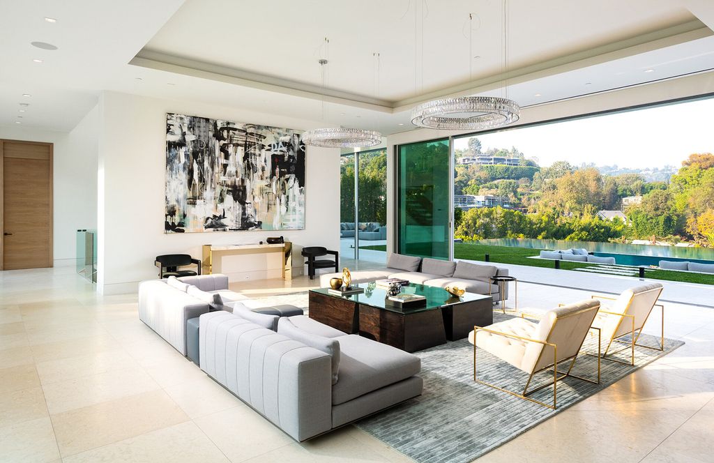 642 Perugia Way Home in Los Angeles, California. Discover this 5-bedroom, 7-bathroom, approximately 9,000 sq. ft. masterpiece tucked away in Prime Beverly Hills. With top-notch finishes, walls of glass offering 180-degree views, and Fleetwood doors providing seamless indoor-outdoor flow, this residence redefines luxurious LA living.