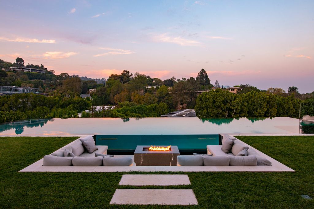 642 Perugia Way Home in Los Angeles, California. Discover this 5-bedroom, 7-bathroom, approximately 9,000 sq. ft. masterpiece tucked away in Prime Beverly Hills. With top-notch finishes, walls of glass offering 180-degree views, and Fleetwood doors providing seamless indoor-outdoor flow, this residence redefines luxurious LA living.
