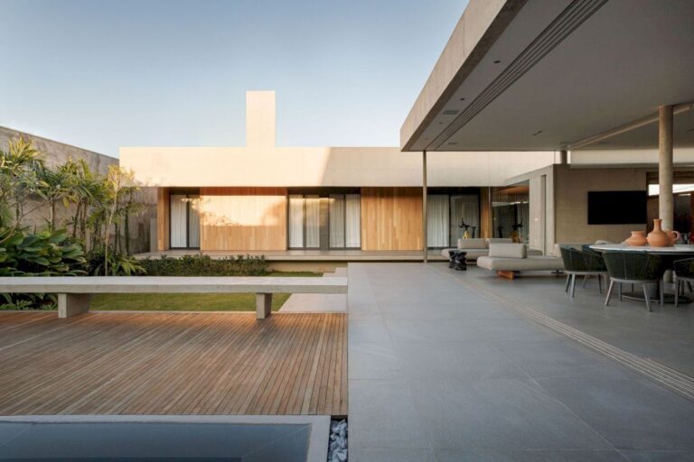 LC House with Contemporary Design by Caracho Arquitetos