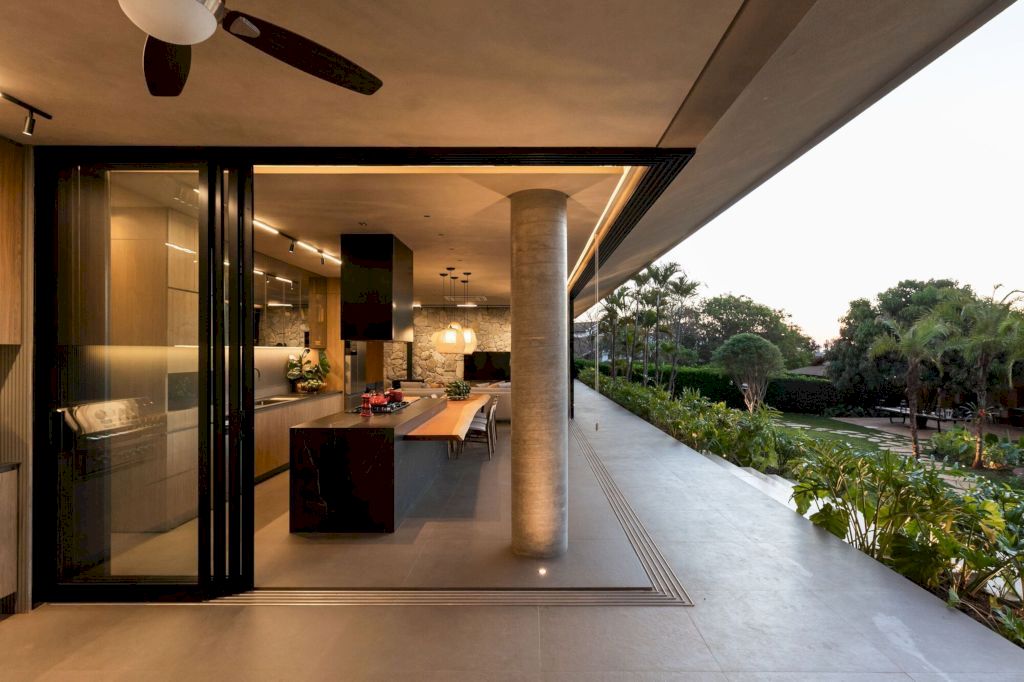 MCZ House Embraces Nature by NIU Arquitetura e Construção