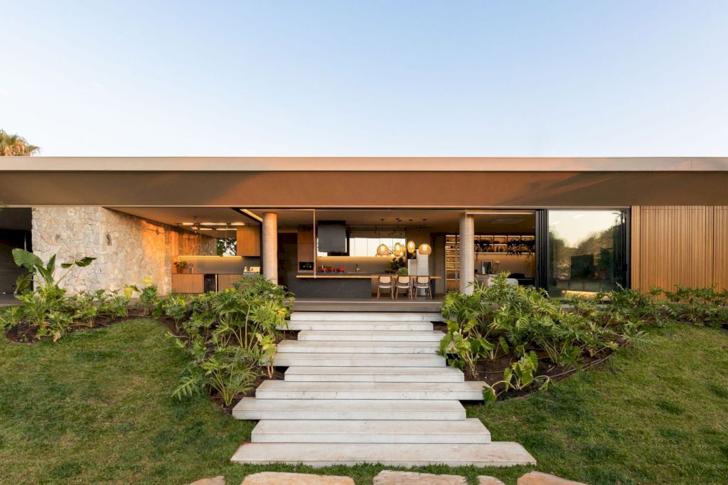 MCZ House Embraces Nature by NIU Arquitetura e Construção