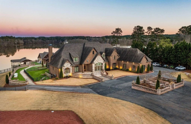 Exceptional Lakefront Estate: Luxury Living on Lay Lake’s Tranquil Shores in Alabama