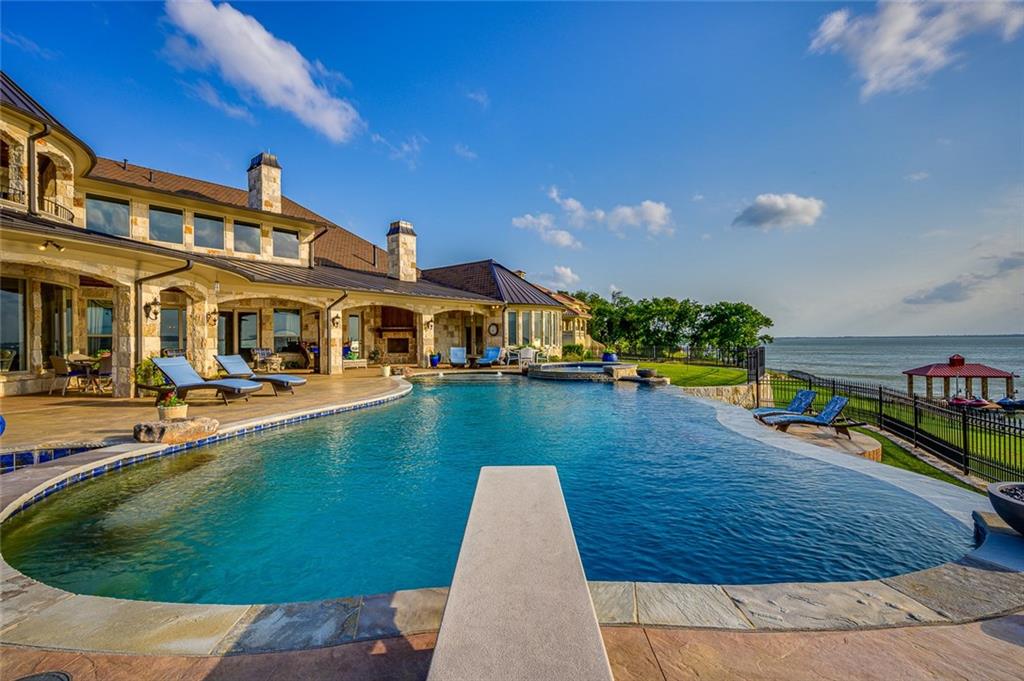 916 Cedar Shores Drive Home in Heath, Texas. Explore the epitome of luxury at Sunset Shores, a stunning estate situated on a picturesque 1.5-acre waterfront lot on Lake Ray Hubbard.