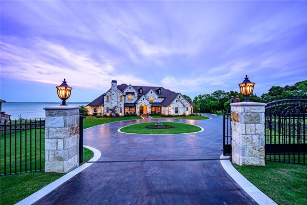 A Stunning Estate on A Picturesque 1.5-acre Waterfront Lot in Texas