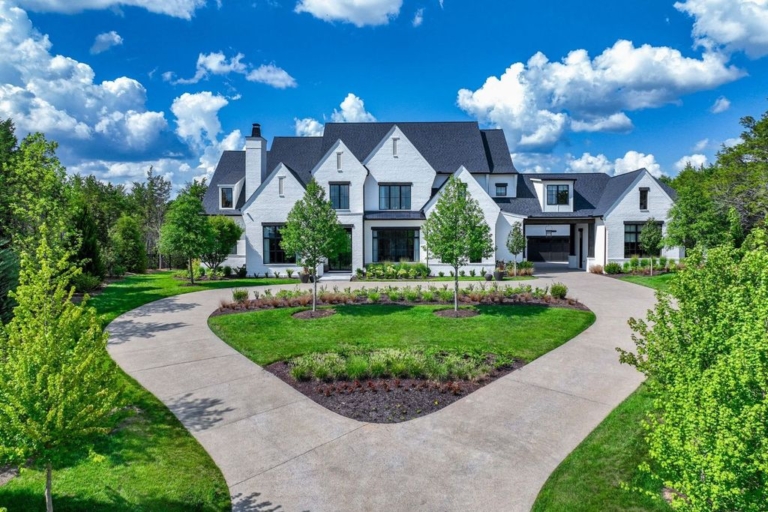 Captivating Luxury Living: Tranquil Oasis on 3.5 Acres in Brentwood, Tennessee