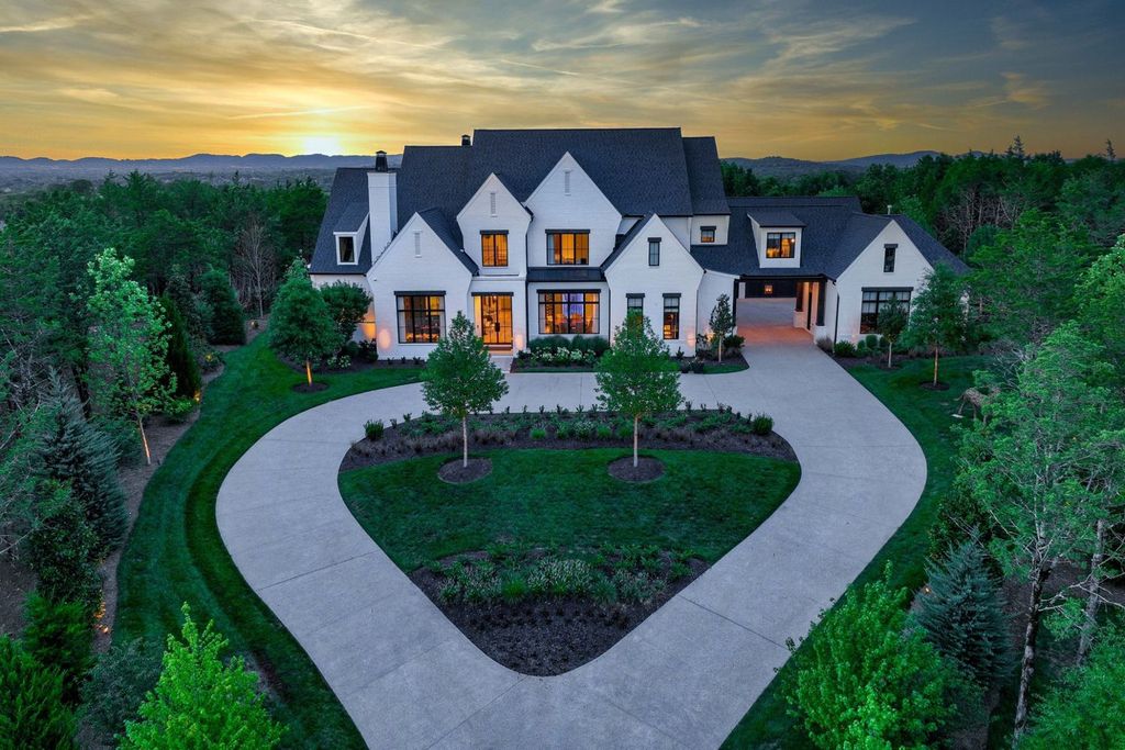 9252 Lehigh Drive Home in Brentwood, Tennessee. Step into luxury living at its finest with this stunning transitional home nestled on a private 3.5-acre lot in Brentwood. Enjoy breathtaking views of the surrounding hillsides from every angle, complemented by Marie-Joe Bouffard’s captivating interior design. 