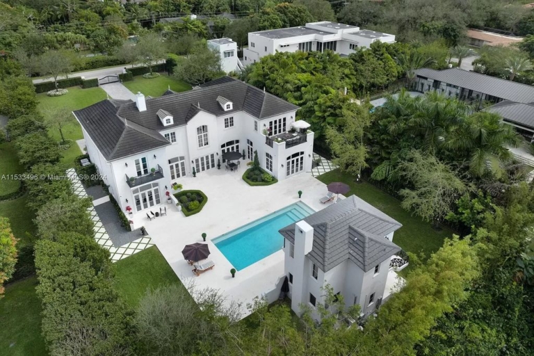 Opulent Oasis: A $14 Million Ponce-Davis Estate Epitomizing Luxury Living and Unrivaled Amenities