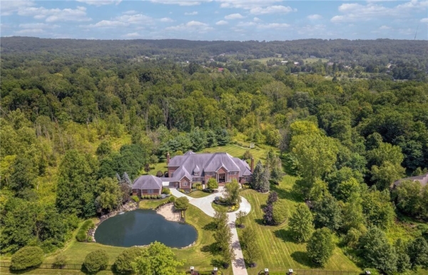 Spectacular Georgian Manor: Luxurious Living in Ohio’s Breathtaking Landscape Offered at $2.395 Million