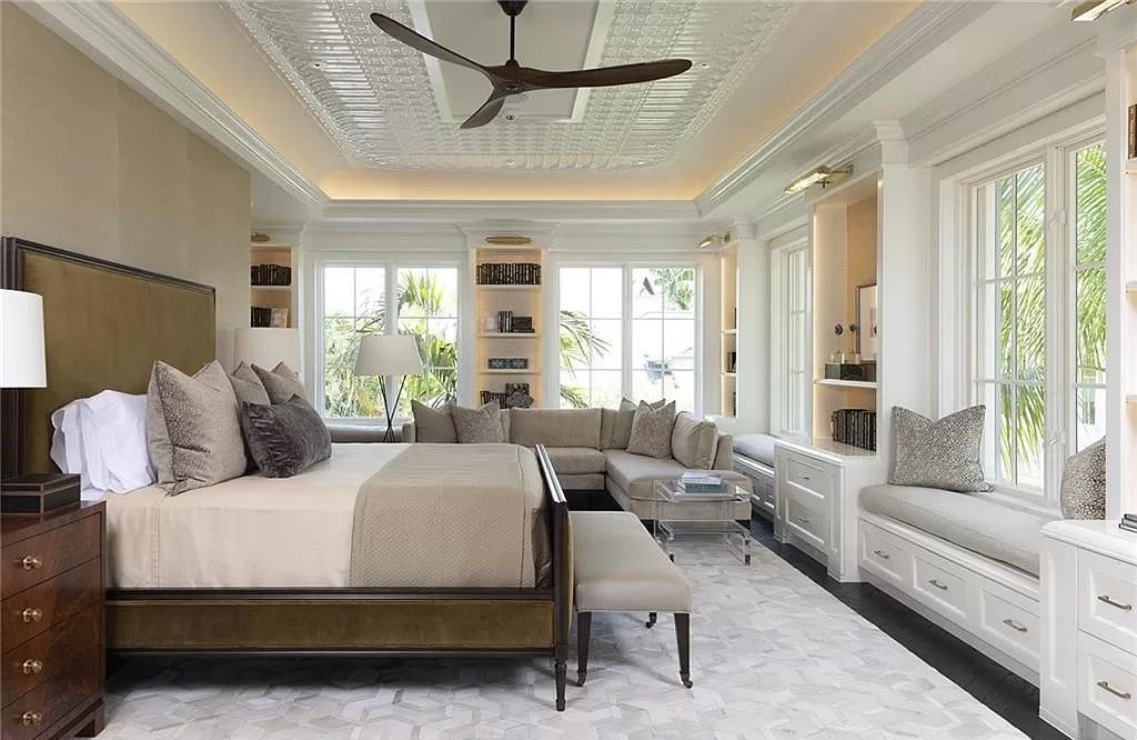 Nestled along Champney Bay in Naples, Florida, this meticulously renovated French West Indies-style estate, crafted by architect Jeff Harrell and updated by the esteemed Knauf-Koenig Group, offers a seamless blend of timeless elegance and modern luxury.