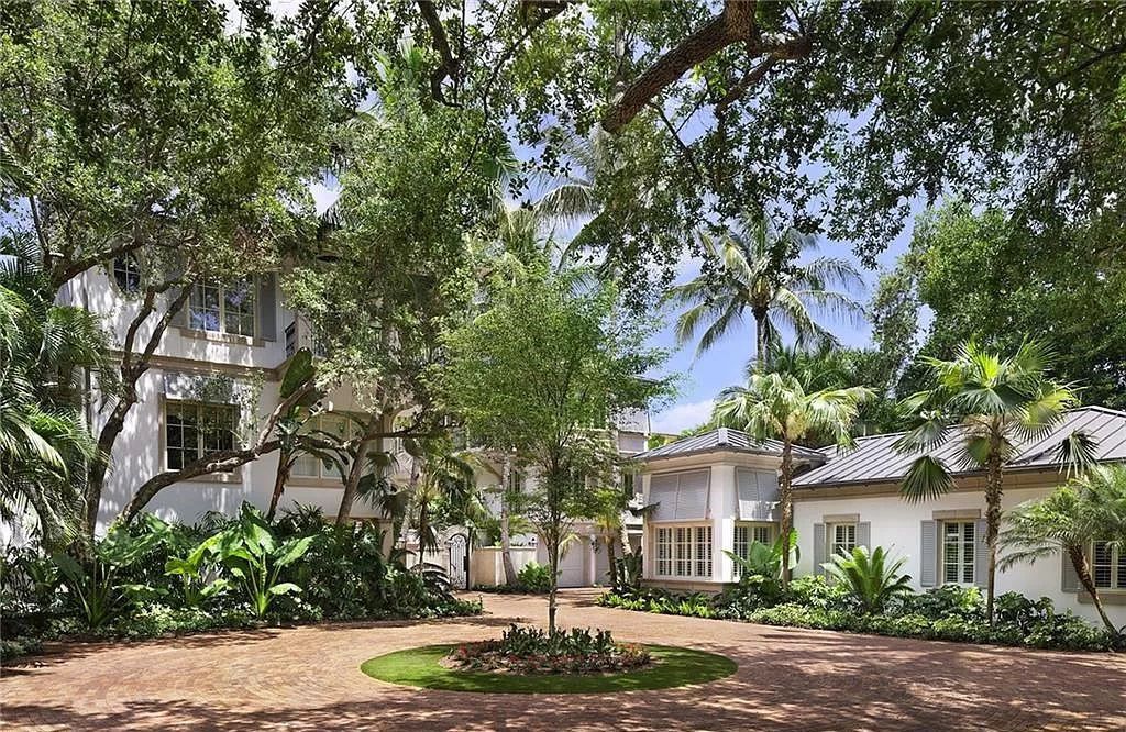 Nestled along Champney Bay in Naples, Florida, this meticulously renovated French West Indies-style estate, crafted by architect Jeff Harrell and updated by the esteemed Knauf-Koenig Group, offers a seamless blend of timeless elegance and modern luxury.
