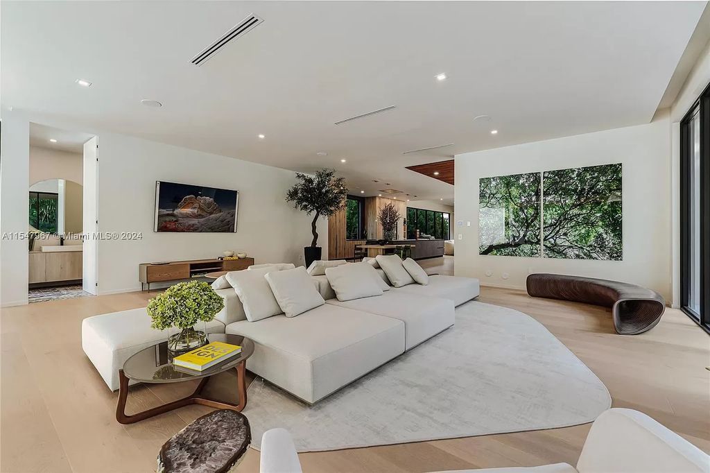 Discover The Grove on Park Oaks, a luxurious haven in Miami's sought-after Coconut Grove neighborhood. With over 14,000 square feet of living and entertainment space, this residence epitomizes modern elegance and comfort.