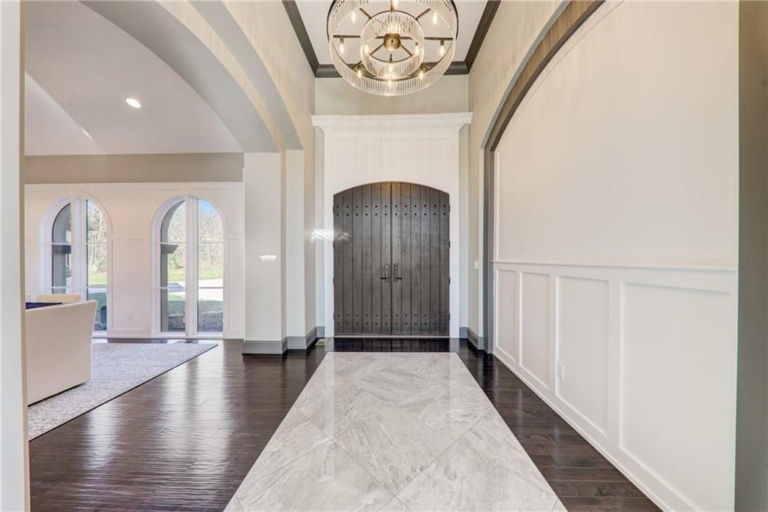 Exquisite Retreat Stunning 3Acre Home in Parkville, Missouri Offered