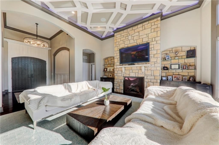 Exquisite Retreat Stunning 3Acre Home in Parkville, Missouri Offered