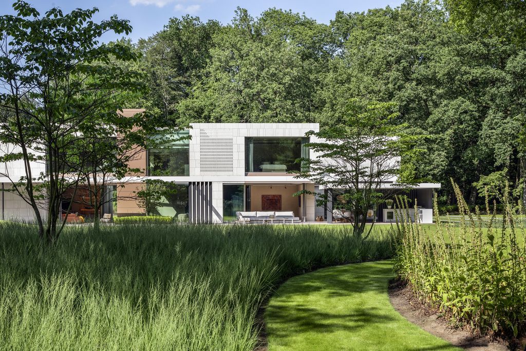 House Flanders, Modern house in wooded landscape by SAOTA