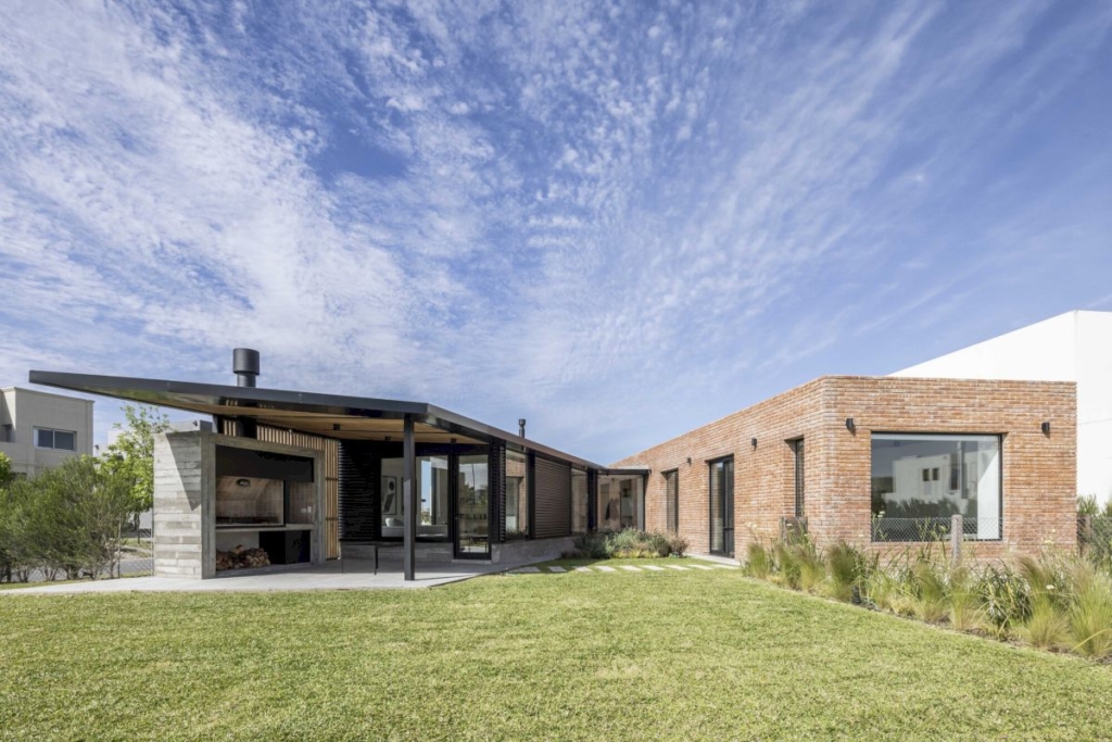 J House, Harmony of Form and Function by Pirca Arquitectura