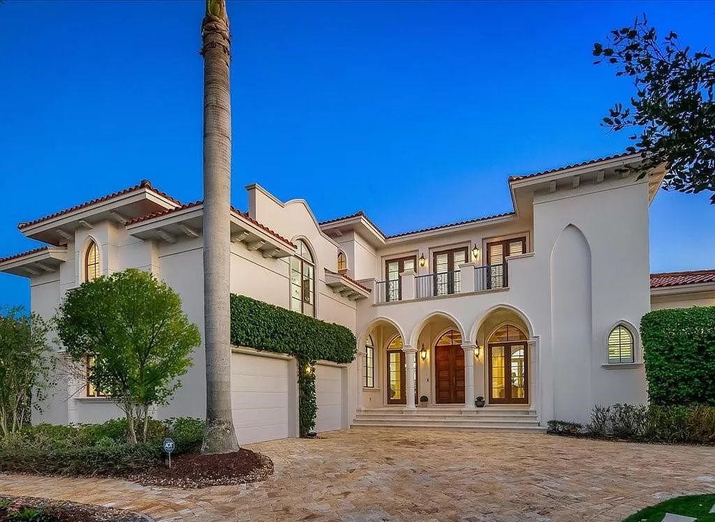 Indulge in the epitome of luxury waterfront living at this magnificent Naples estate on 210 Cuddy Ct. Crafted by Kurtz Homes, this opulent residence boasts grand columns, exquisite tile flooring, and coffered ceilings, flooded with natural light.