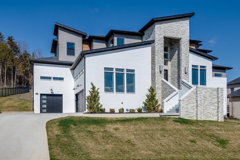 ModernStyle Home for Sale in Lookaway Farms, Tennessee Priced at 2.6