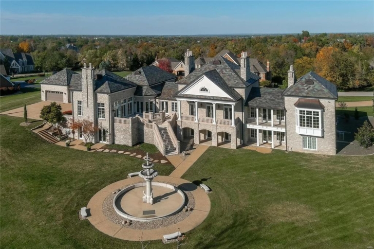 Unveiling Opulence in Whitmoor Country Club’s Secluded Enclave – Missouri’s Premier Offering at $2.495 Million