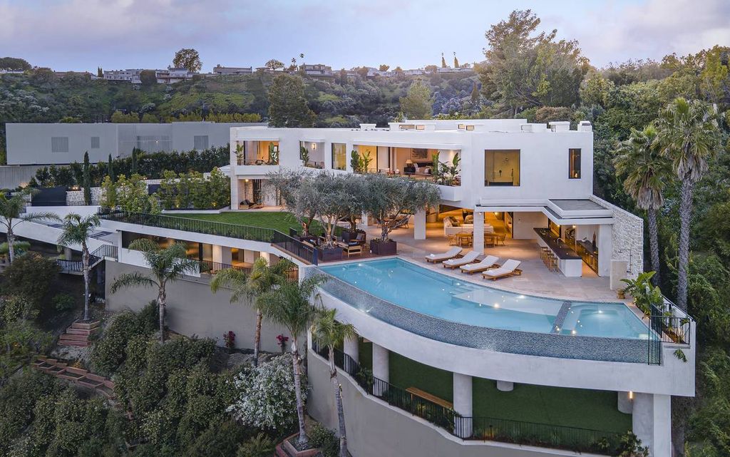 1050 Stradella Road Home in Los Angeles, California. Experience the pinnacle of luxury living with 1050 Stradella Road, a contemporary masterpiece nestled in Bel Air. Crafted with meticulous attention to detail by David Maman Design, this brand-new estate offers unparalleled sophistication and modernity. 