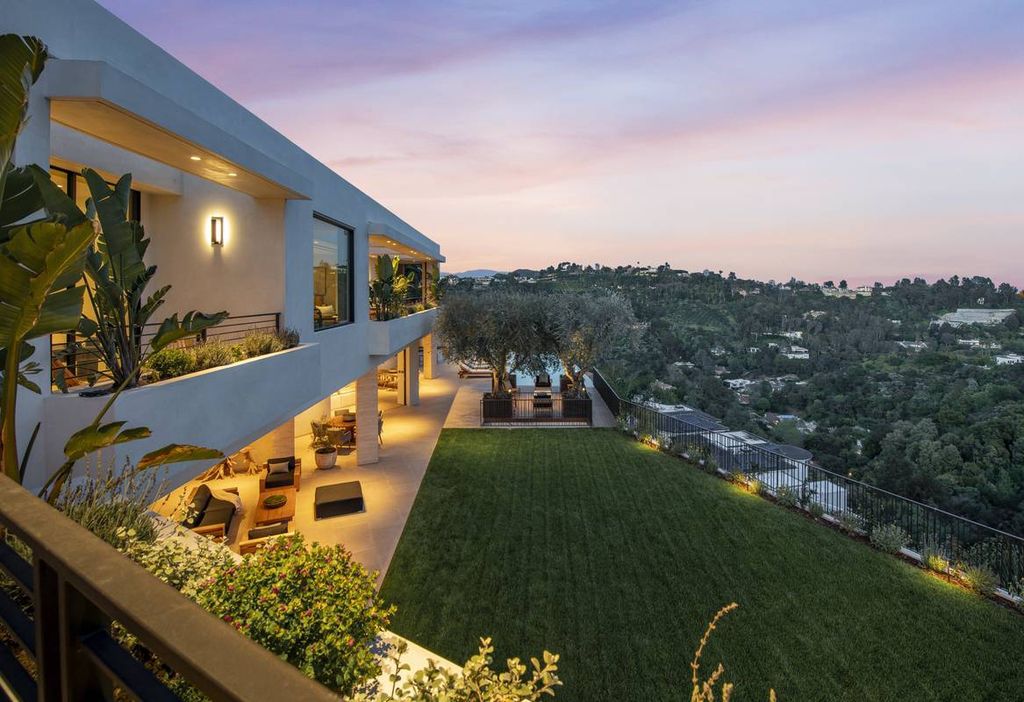 1050 Stradella Road Home in Los Angeles, California. Experience the pinnacle of luxury living with 1050 Stradella Road, a contemporary masterpiece nestled in Bel Air. Crafted with meticulous attention to detail by David Maman Design, this brand-new estate offers unparalleled sophistication and modernity. 