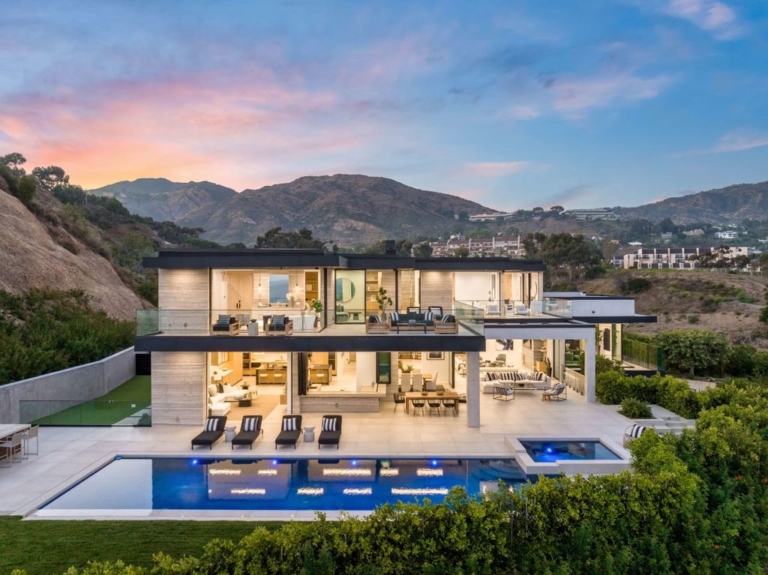 Contemporary Coastal Masterpiece in Malibu Colony Estates Listed at $32,900,000