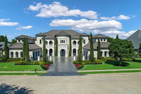 Luxurious Golf Course Estate with Spectacular Views and High-End Features in Texas