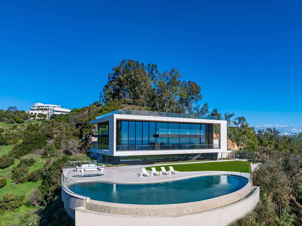 684 Firth Avenue Home in Los Angeles, California. Discover the Getty House, an architectural masterpiece perched on the best promontory on the West side. Designed by renowned architect Thomas Juul-Hansen, this estate offers approx.
