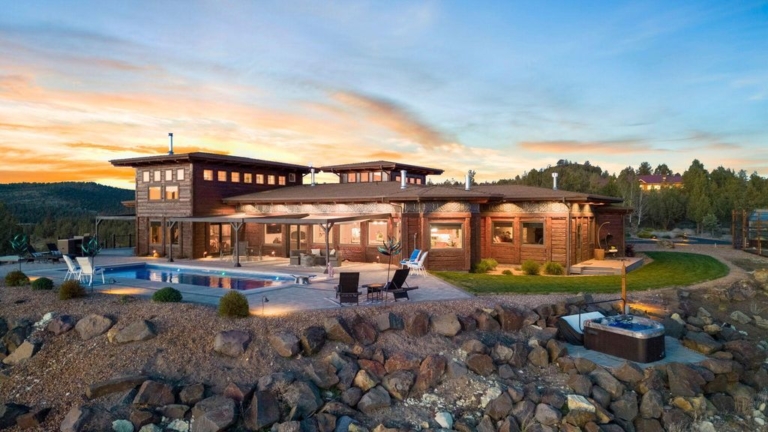 Cascade Mountain View Estate: Scenic Hillside Retreat in Oregon Listed at $2.1 Million