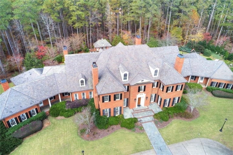 Exquisite Luxury Estate Living: A Georgian Masterpiece in North Valley, Milton Listed at $3.65 Million